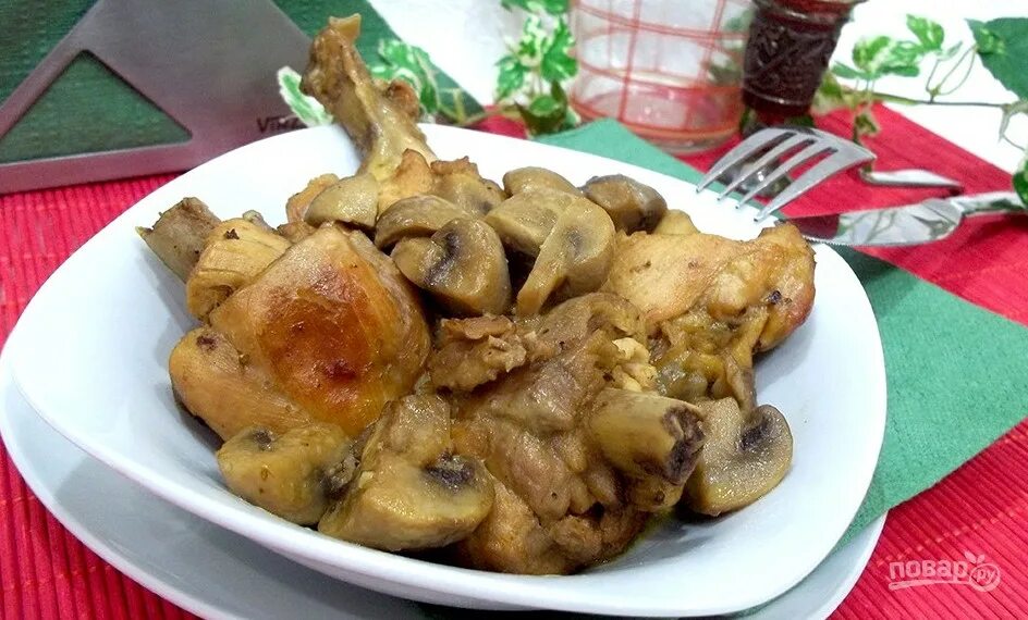 Рецепт приготовления курицы с грибами. Жареная курица с грибами. Курочка жареная с грибами. Перепела тушеные в сметане с грибами. Курятина жареная с грибами фото.