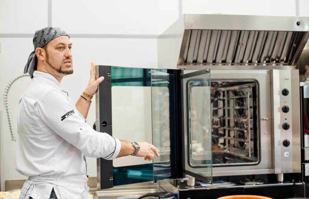 Повар оборудование использует. Кухня ресторана. Красивая кухня в ресторане. Профессиональная кухня. Повар горячего цеха.