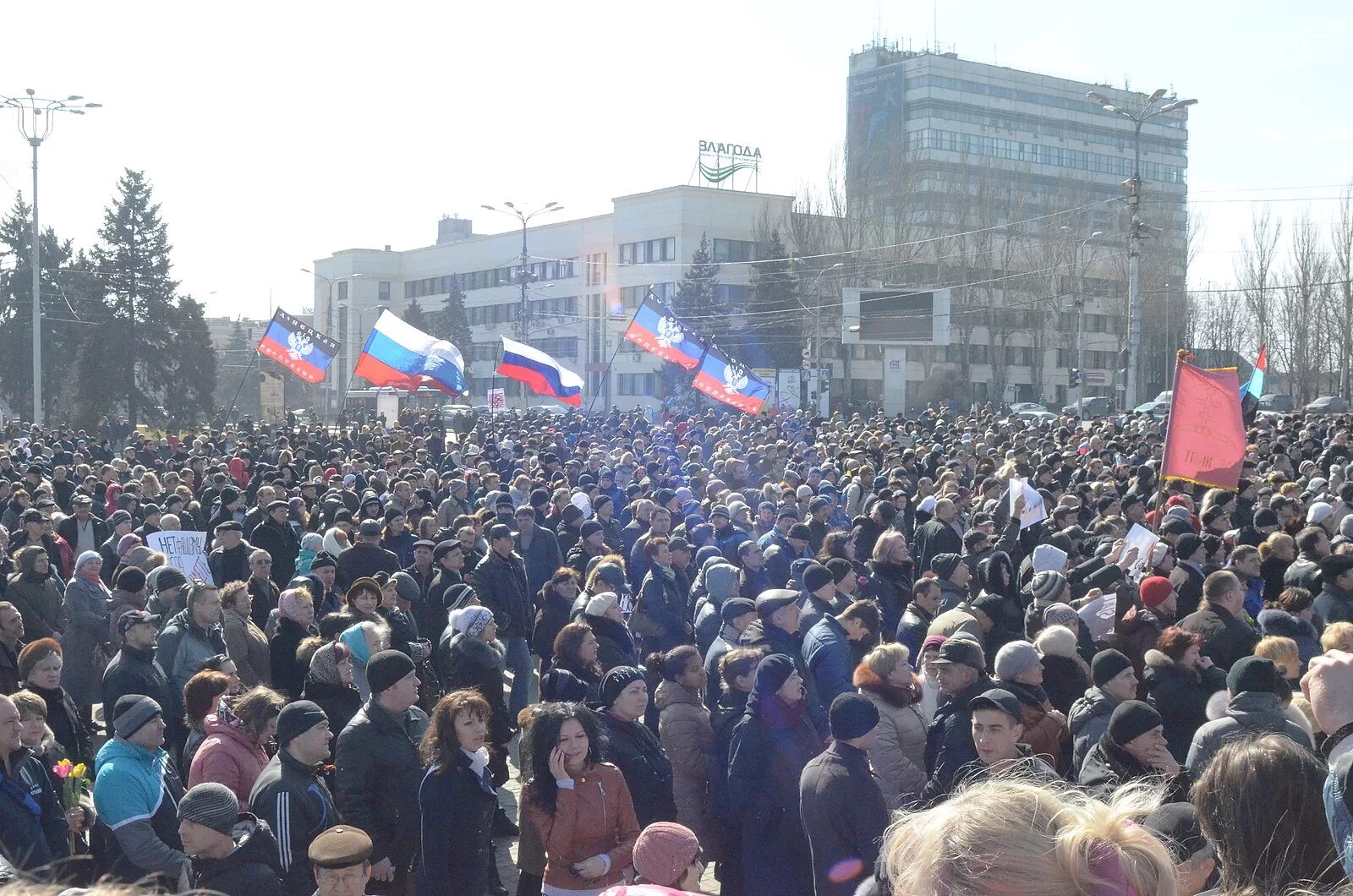 По года в донецке. Митинги на Донбассе Украины 2014. Митинг в Донецке 2014. Майдан в Донецке 2014. Митинг март 2014 Донецк.