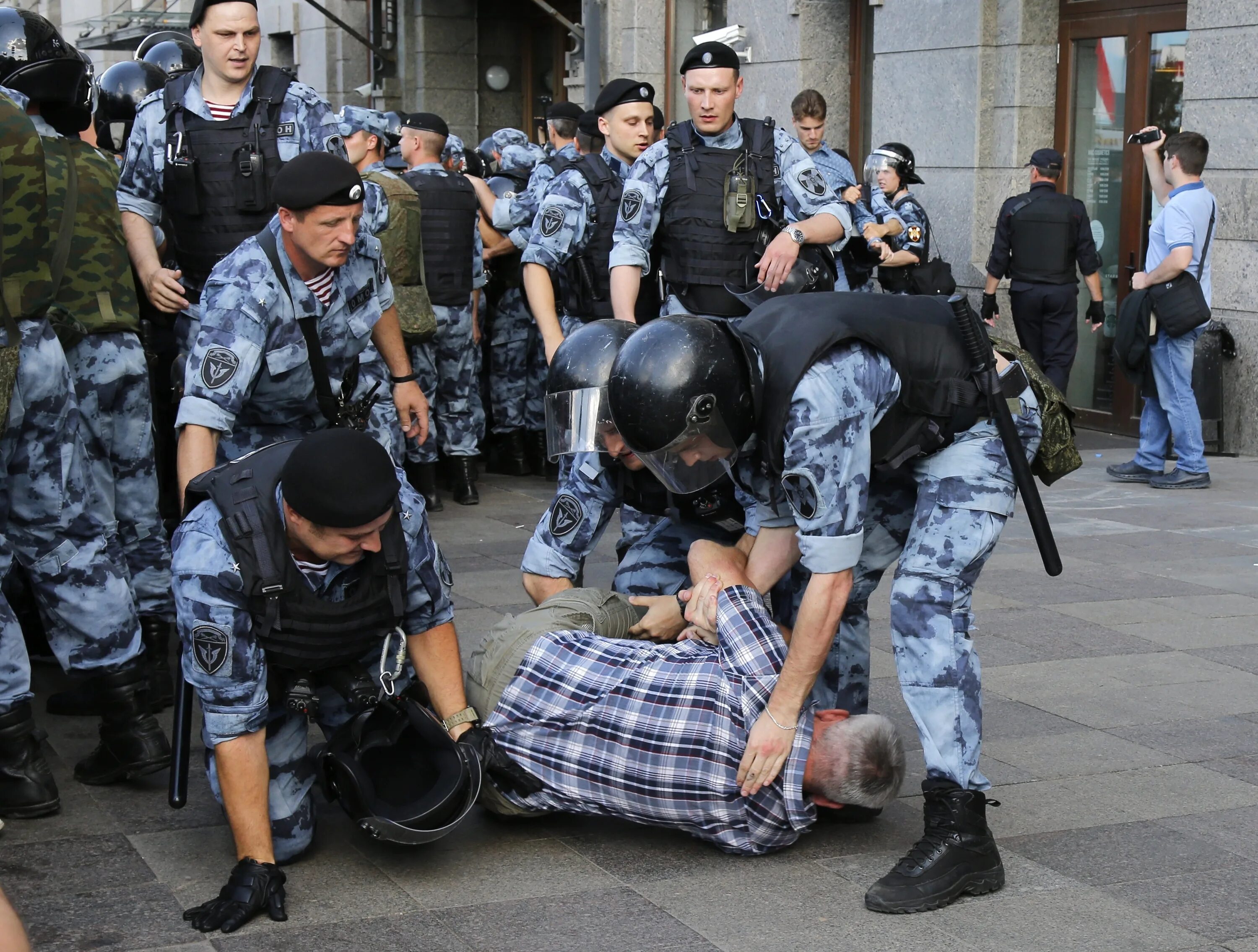 Разгон демонстрантов в России. Митинг полицейских