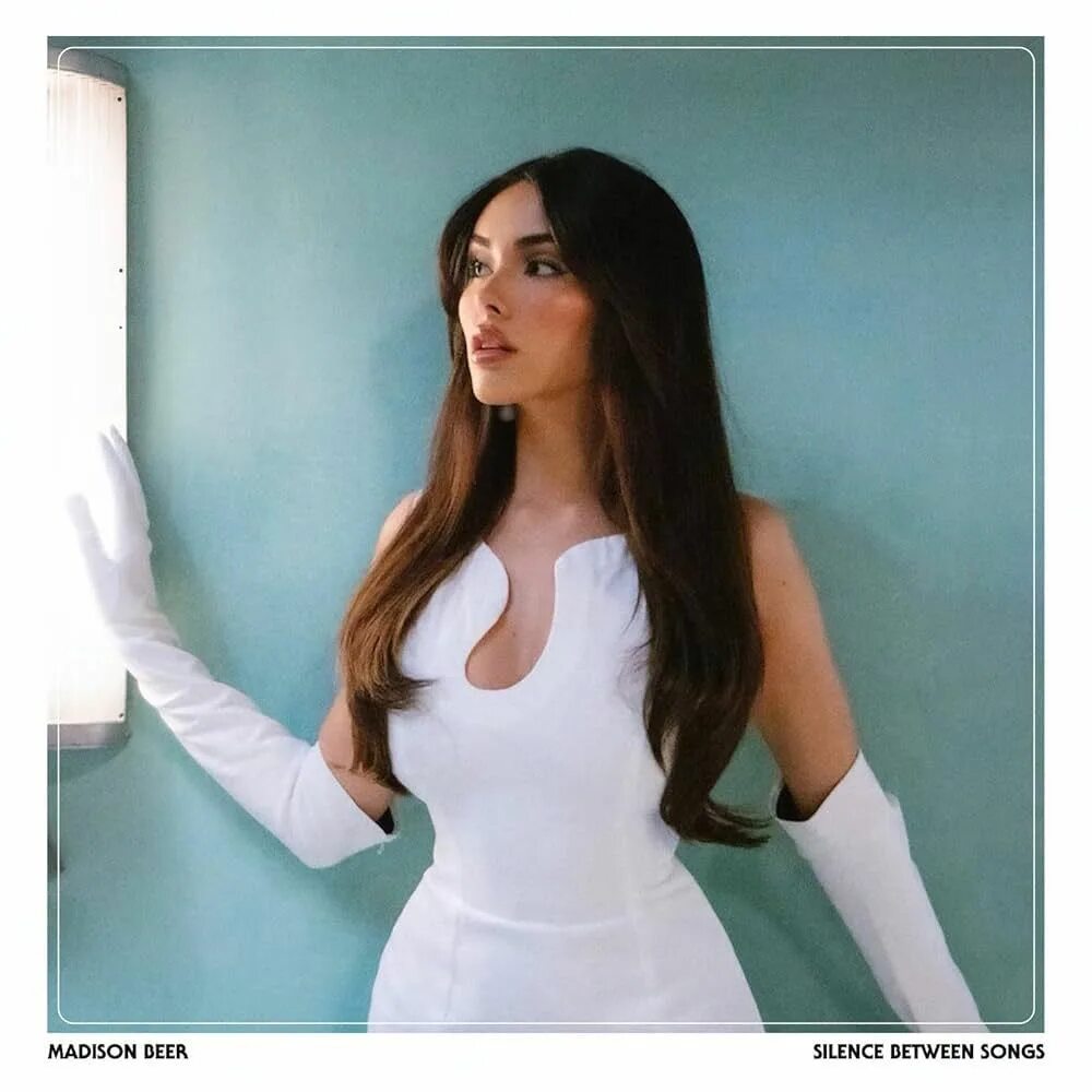 Silence between. Знаменитости 2025. madison beer silence between songs.