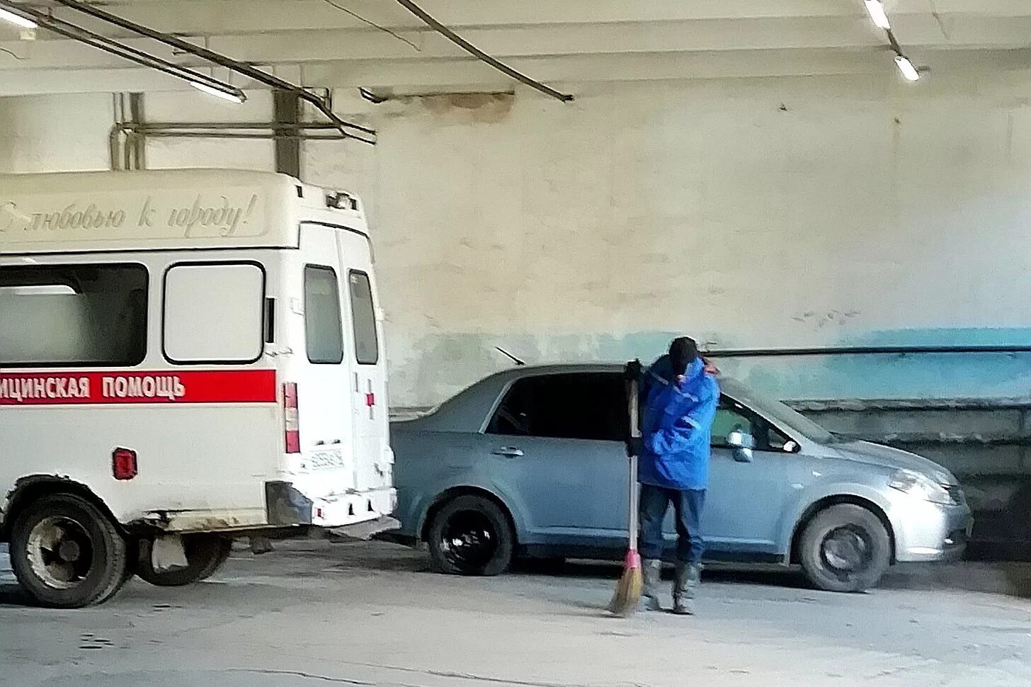 Номер скорой кемерово. Врачи скорой помощи Кемерово. Скорая на пожаре в ТЦ. Зимняя вишня Кемерово врач скорой помощи. Фото станция скорой помощи Кемерово.