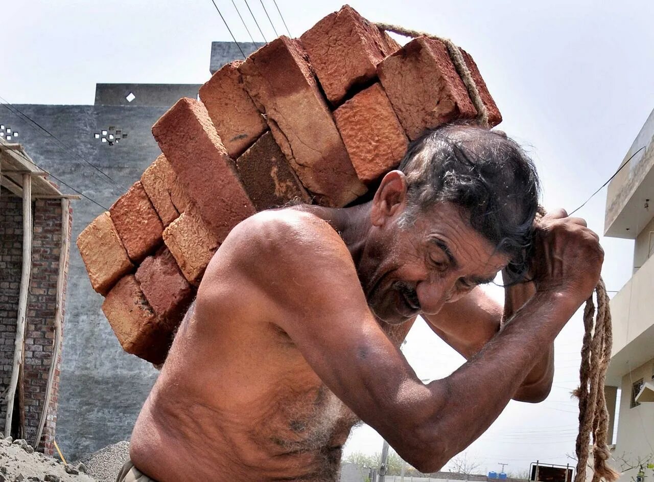 Тяжелый физический труд характеризуется. Физический труд человека. Тяжелый физический труд связан. Физический труд человека. Профессии связанные с трудом.