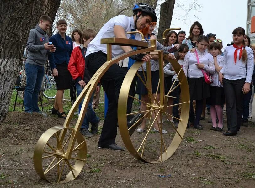 Приурочена к открытию. Памятник велосипеду в Смехра Ковровский район. Георгиевск памятник велосипеду у рельсов. Фото Волгоград на велосипедах. Белый велосипед как памятник фото.