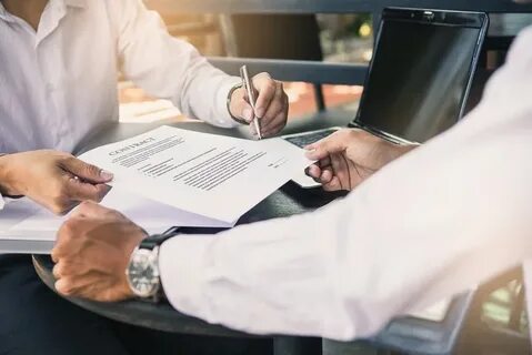 Кто первый подписывает договор
