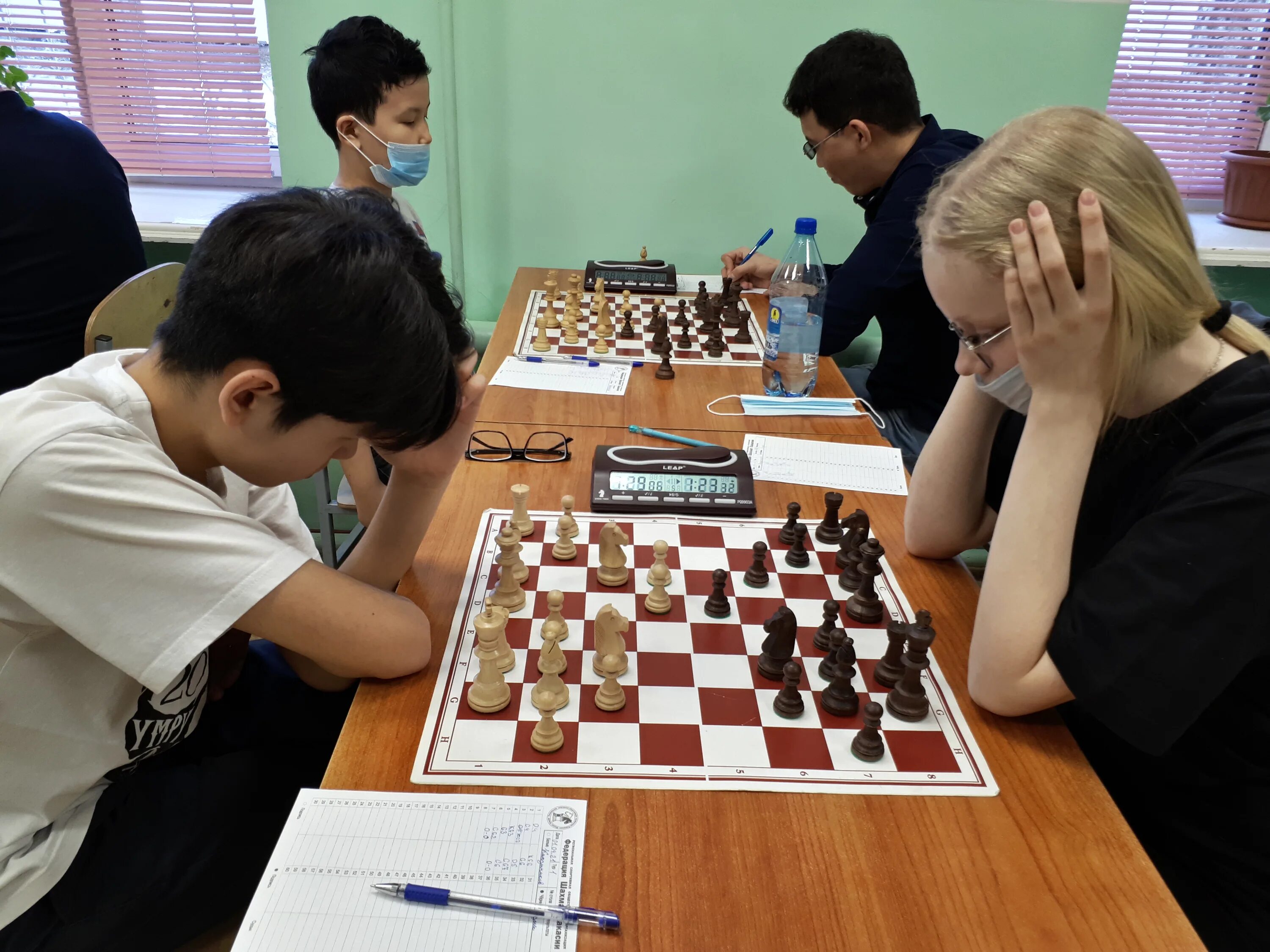 александр шиманов шахматист. шахматисты. сеймур мехтиев шахматы. люди играют в шахматы. два мужика играют в шахматы.