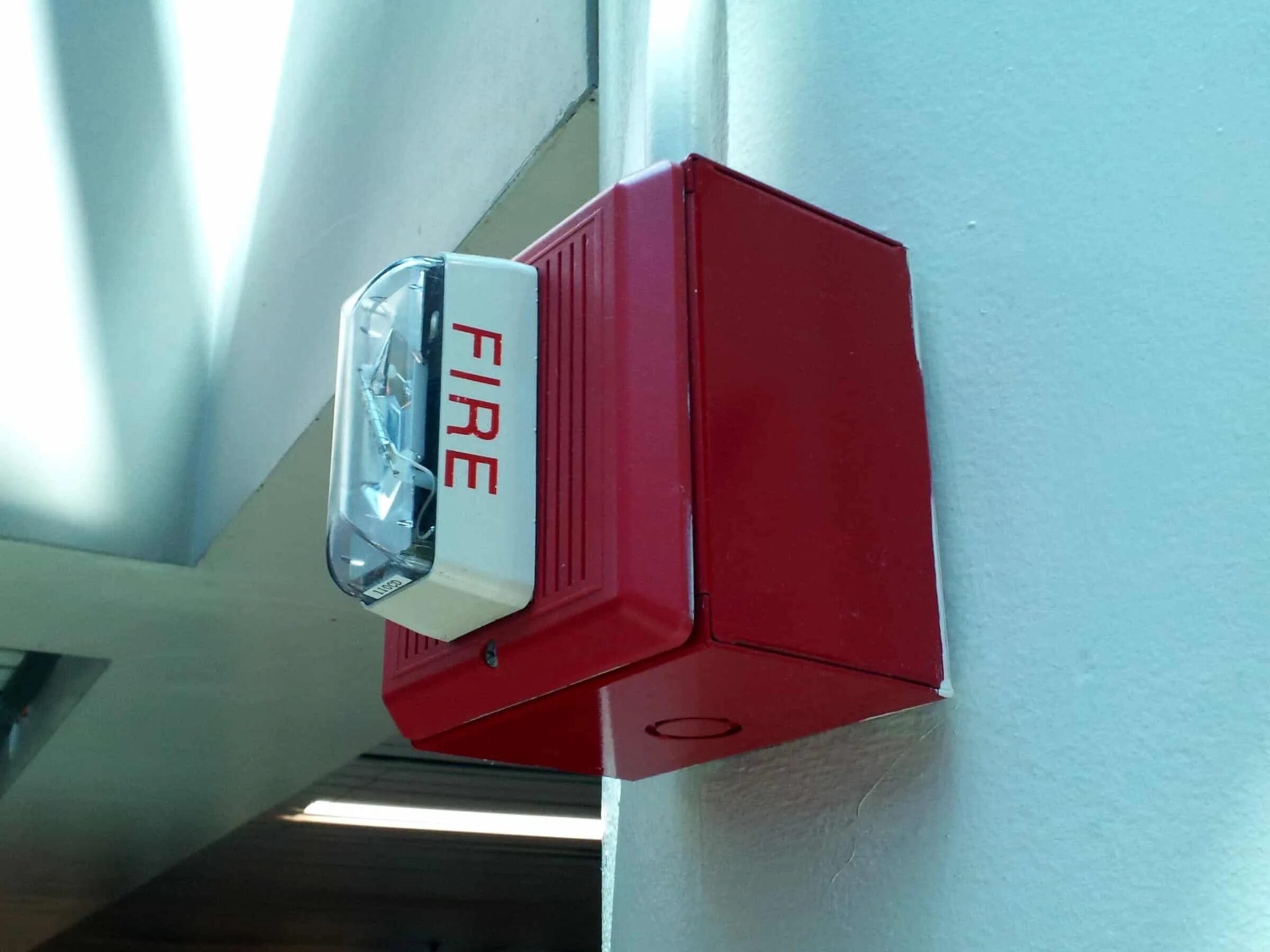 В доме срабатывает пожарная сигнализация. Система пожарной сигнализации. Fire Alarm. Kexun k1302a Fire Alarm System. Wall Mounted Fire Alarm Sounder with flasher (Weatherproof).