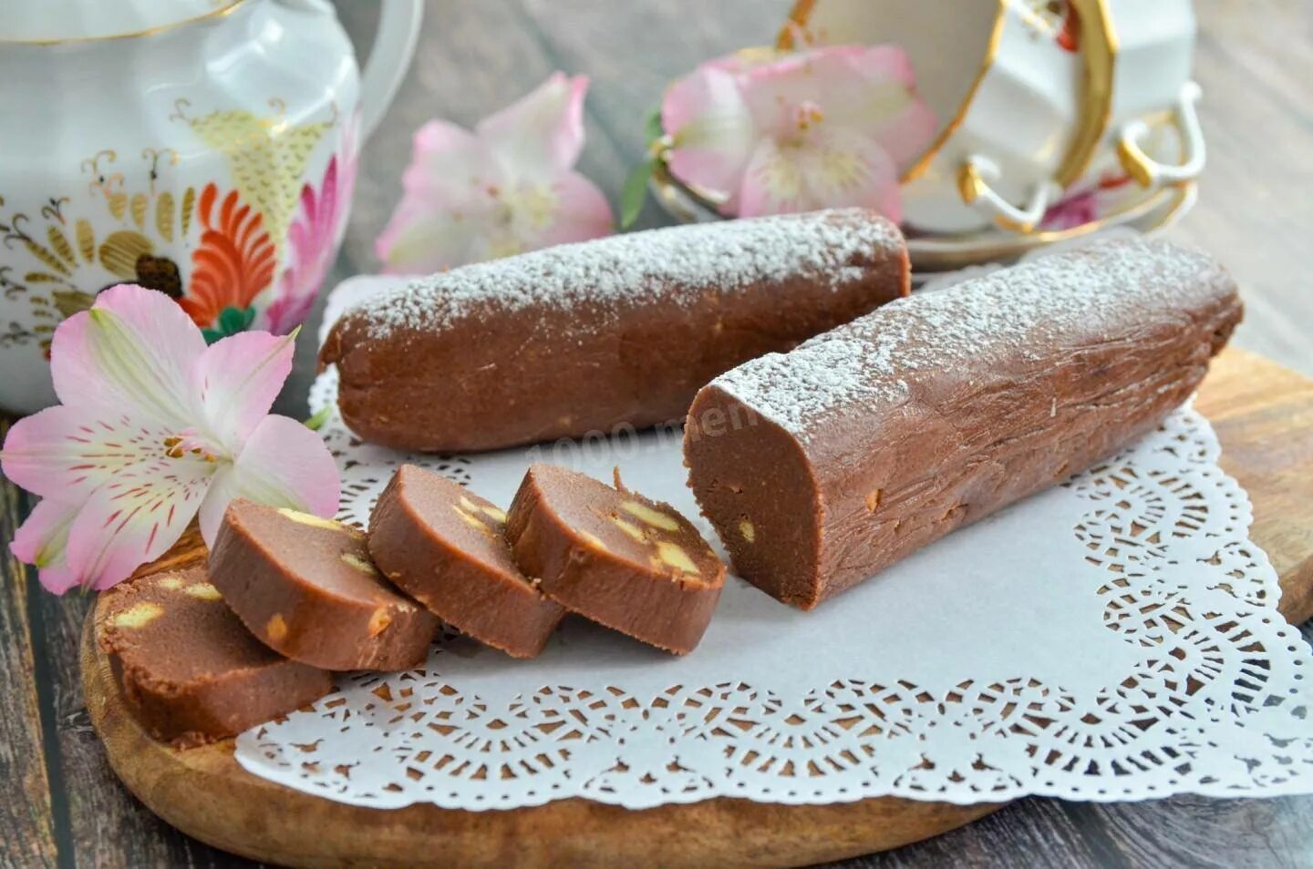 Колбаса из печенья со сгущенкой и какао. Колбаса из печенья. шоколадная колбаса из печенья. шоколадная колбаса фото. итальянская шоколадная колбаса.