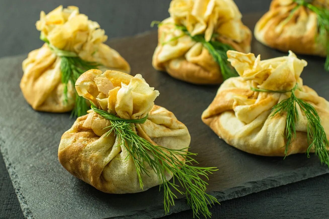 Курица в мешочке. Мешочки из слоеного теста с начинкой. Готовим в мешочке. Курица в тесте. Фаршированные блинчики мешочки.