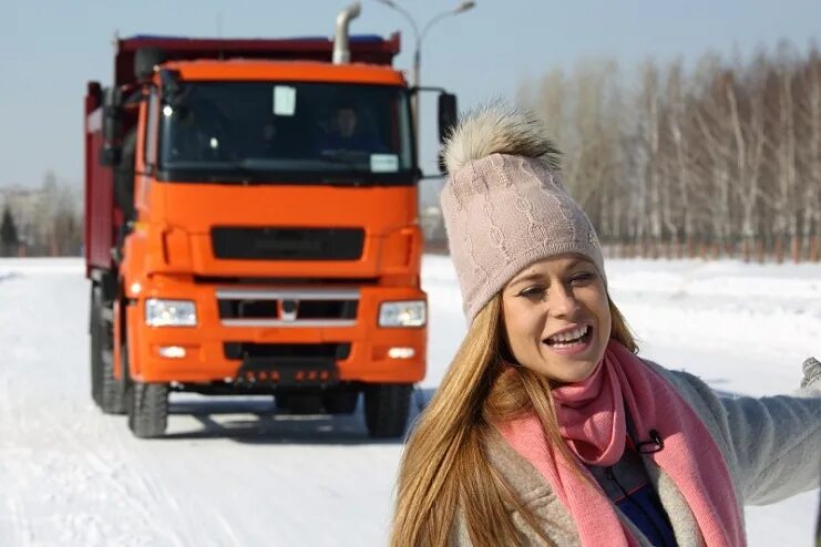 Поехали ведущие. Ведущая программы поехали. Мария осадник и евгений покровский. Поехали ведущие. Трэвел шоу поехали.