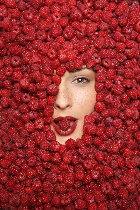 Ягодка жен. Красивые ягоды. Красивые девушки с фруктами. Женщина с ягодами. Ягода с лицом.