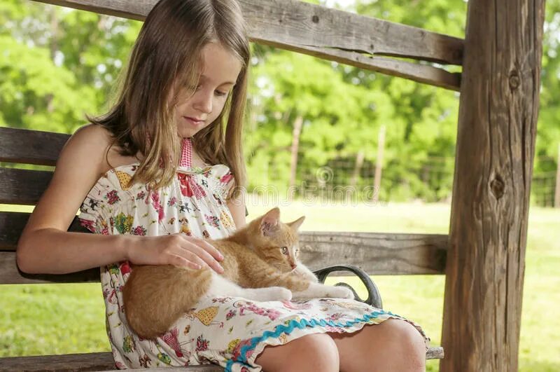 Young petting. Петтинг с маленькой девочкой. Петтинг красивым девочкам. Первый детский петтинг. Girl sitting like a Kitty.