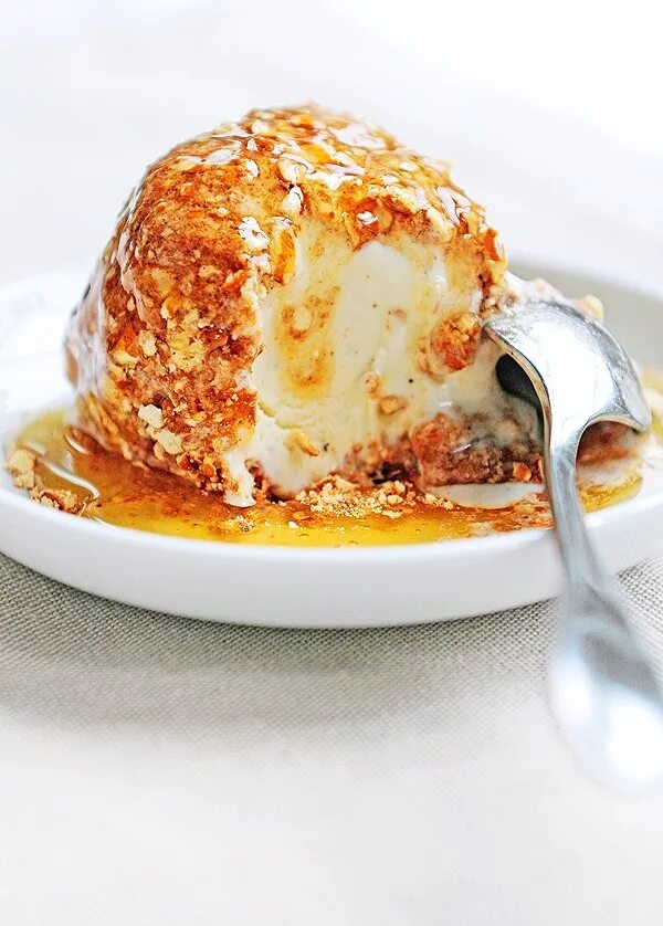 Мороженое во фритюре. Десерт жареное мороженое. Запеченное мороженое. Ice cream roll тайское мороженое. Горячее мороженое.