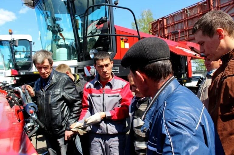 Чем отличается механизатор от тракториста. Докер механизатор. механизатор сельского хозяйства. тракторист механизатор. машинист механизатор.