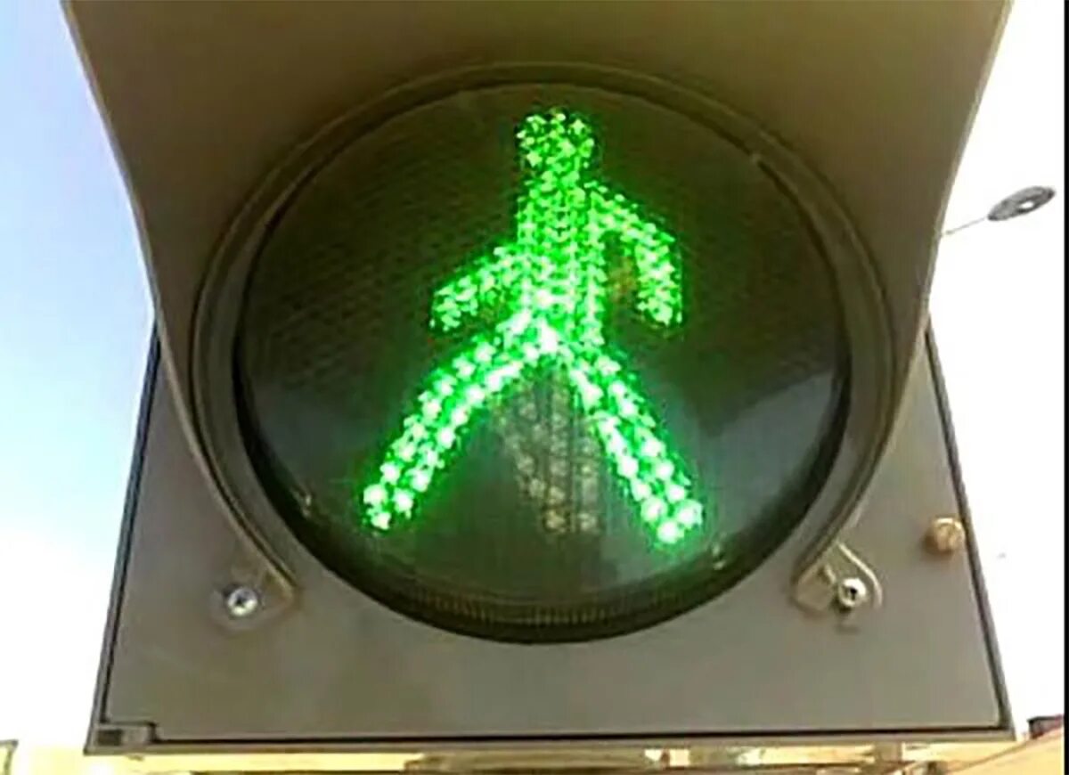 Зеленый светофор. Зеленый сигнал светофора. Светофор зеленый человек. Зелёный человечек саетофора. Светофорный воин