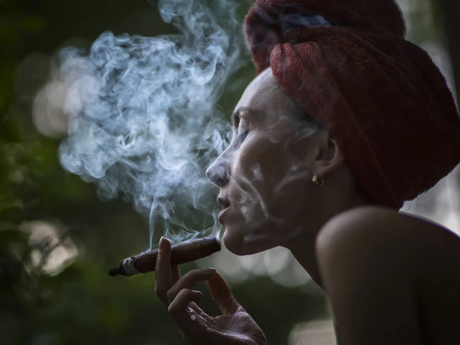 Женщина с косяком. Курит трубку. Темнокожая женщина курит. Песня курю видео