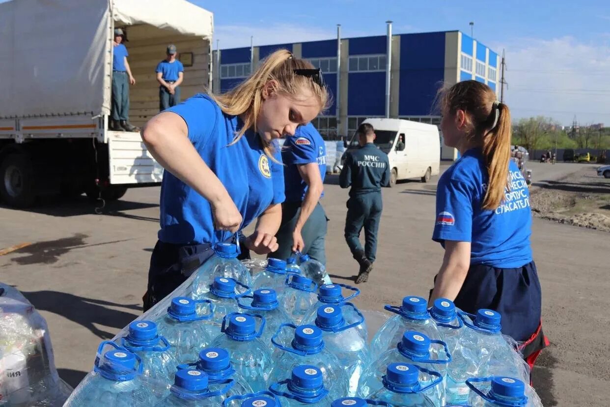 Женщины волонтеры на донбасс. Волонтеры МЧС. Добровольцы МЧС России. Волонтеры спасатели. Волонтеры на Донбассе.