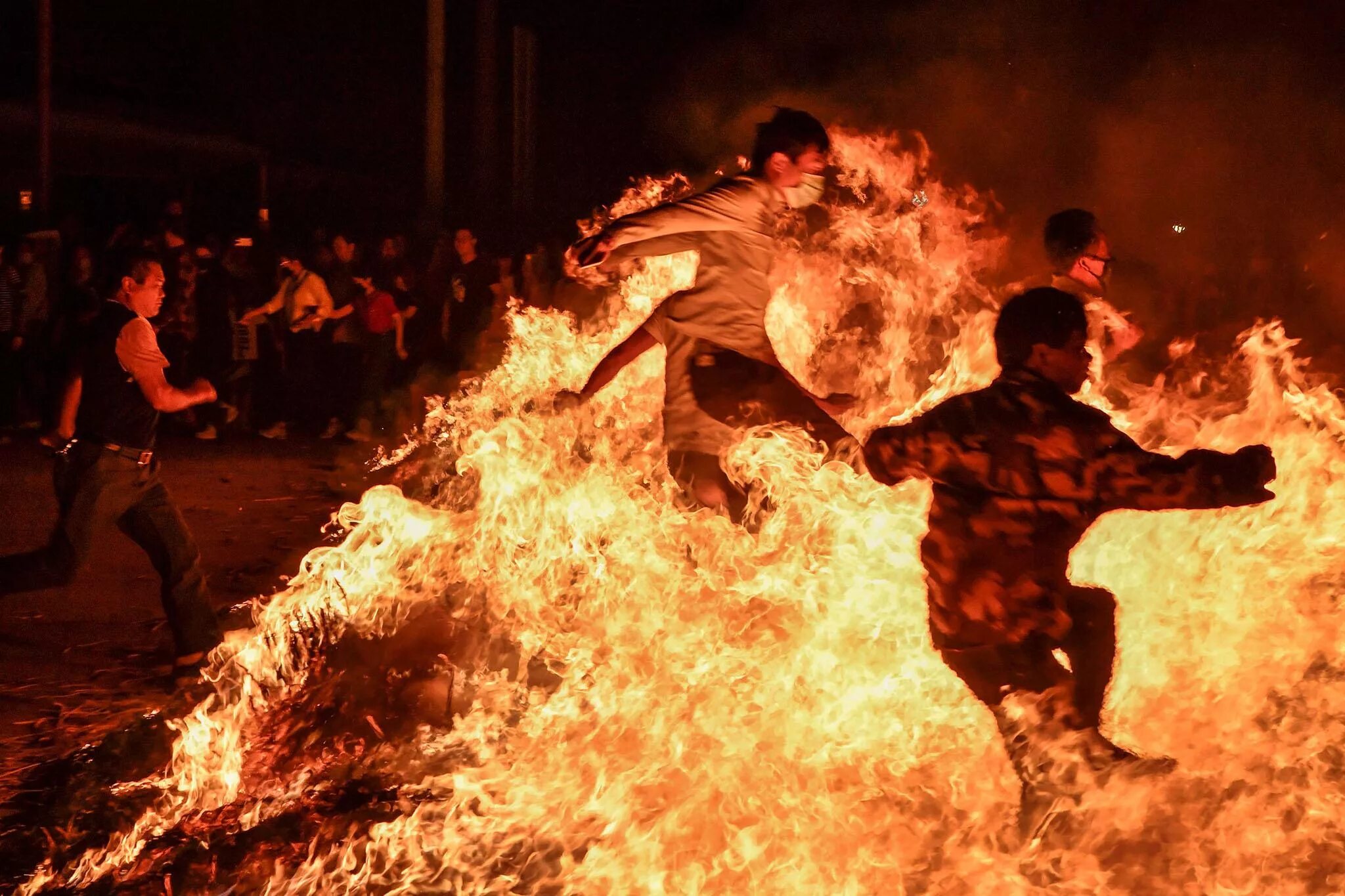 Прыжки через костер. Прыжки через огонь на ивана купала. Прыгают через костер на ивана купала. Прыжки через костер на ивана купала. Прыгну в огонь.