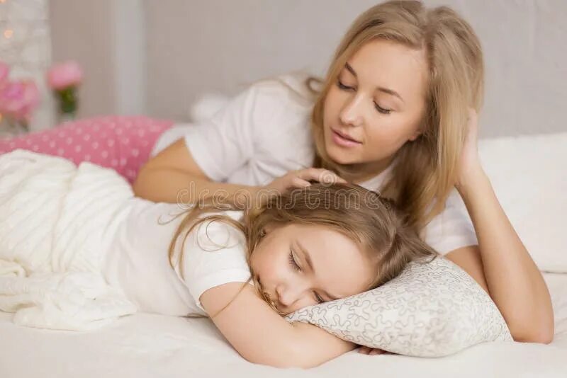 Сайт доч. Мама укладывает дочь спать. Сон матери с дочерью. Мать, укладывающая дочку спать. Мама укладывает дочку.