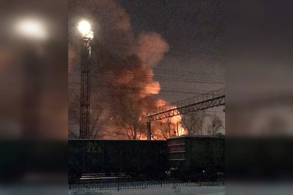 Что сейчас горит в родниках. МЧС Красноармейская Кемерово. В Кемерово горят склады. Что горит в Кемерово прямо сейчас.