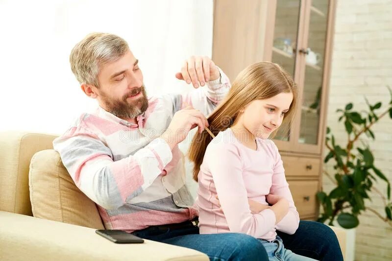 Папа причесывает дочку. Папа расчесывает дочку. Отец причесывает волосы дочери. Отец расчесывает волосы дочери. Отец и дочь волосы