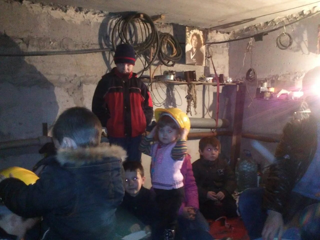 Донбас в подвалах Донбасс дети. Донбас врйна дети в подвале. Дети донбасса в подвале