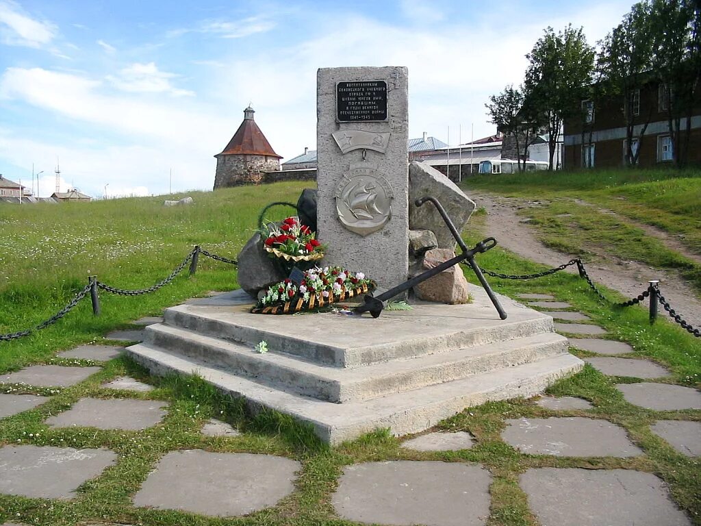 Памятники соловецких островов. Соловки памятник юнгам. Памятник Соловецким юнгам (Соловецкий). Памятник Соловецким юнгам на Соловках. Памятник юнгам Северного флота Соловки.