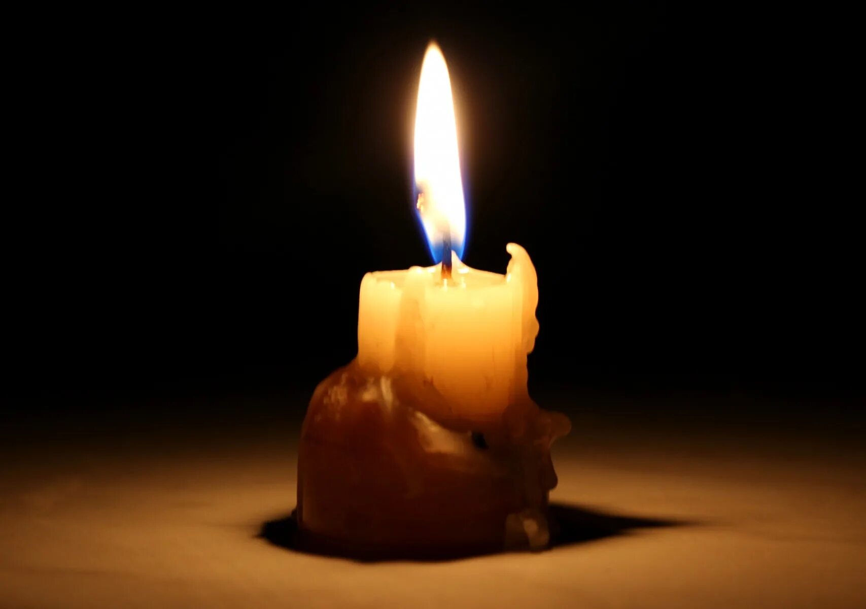 свечка вк. соболезнования по случаю смерти родным и близким. тень от горящей свечи. свечка автор. факел и свеча в медицине.