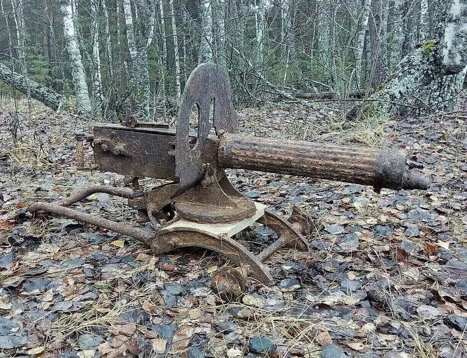 Военные находки в лесу. Находки военной техники в лесах. Находки в Карелии в лесах.