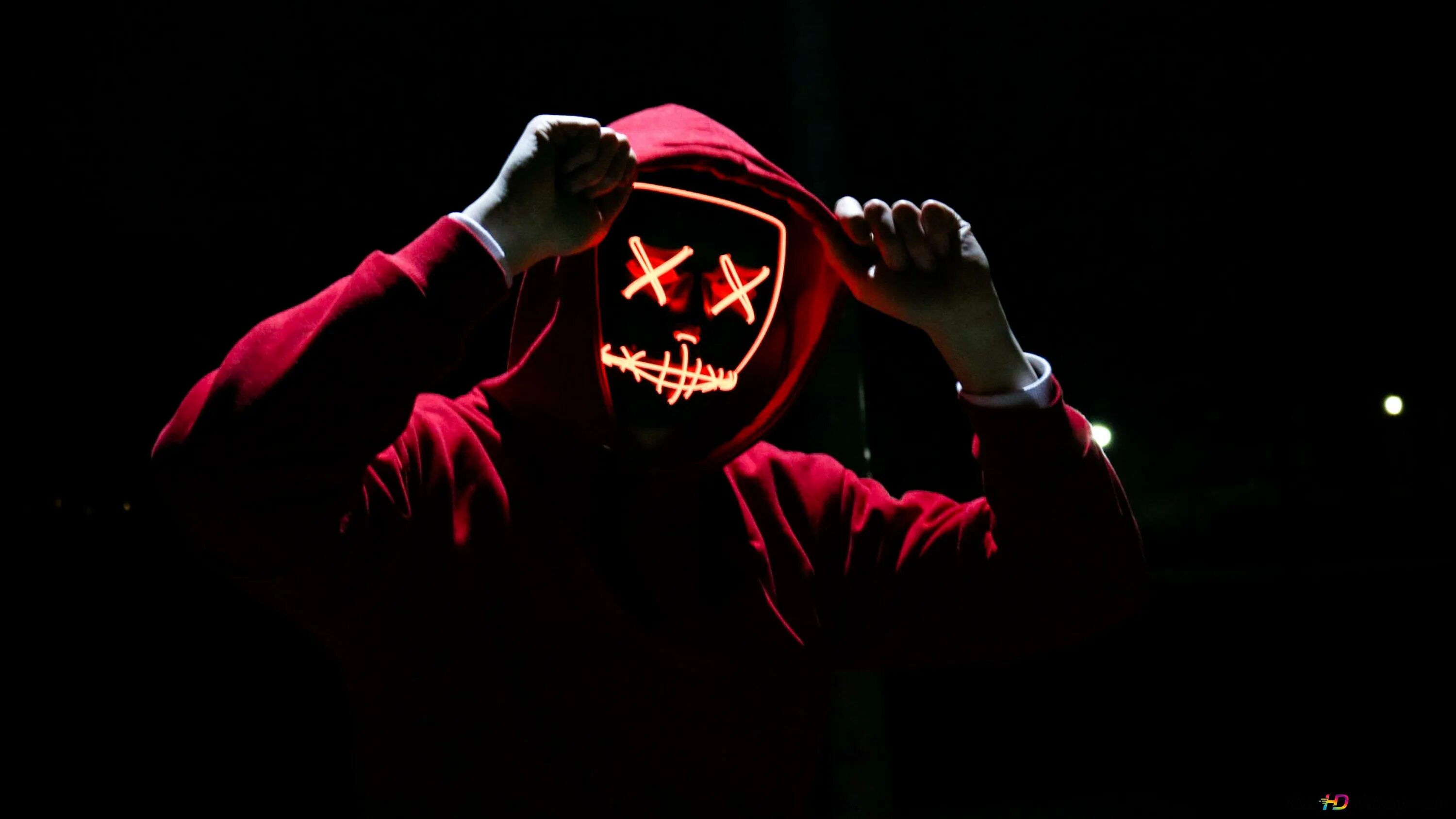 Человек в красной маске. Неоновая маска Судная ночь. Маска с крестиками. Маска с крестами на глазах. Парень в светящейся маске.