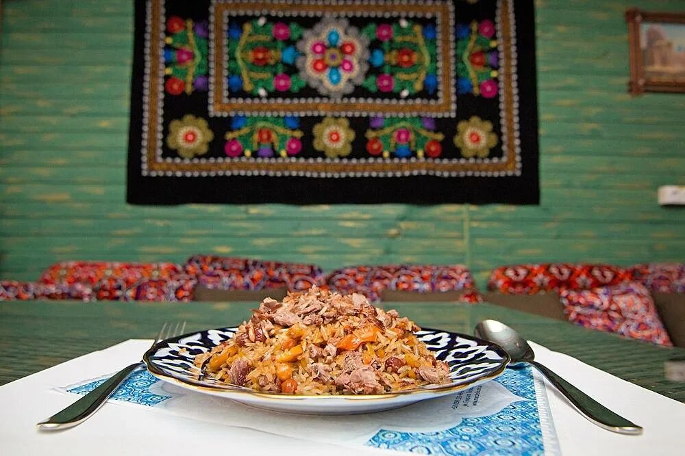 Узбекская кухня нижний. Плов узбекский дастархан. кайла узбекская кухня. узбекистан бухара плов. плов праздничный.