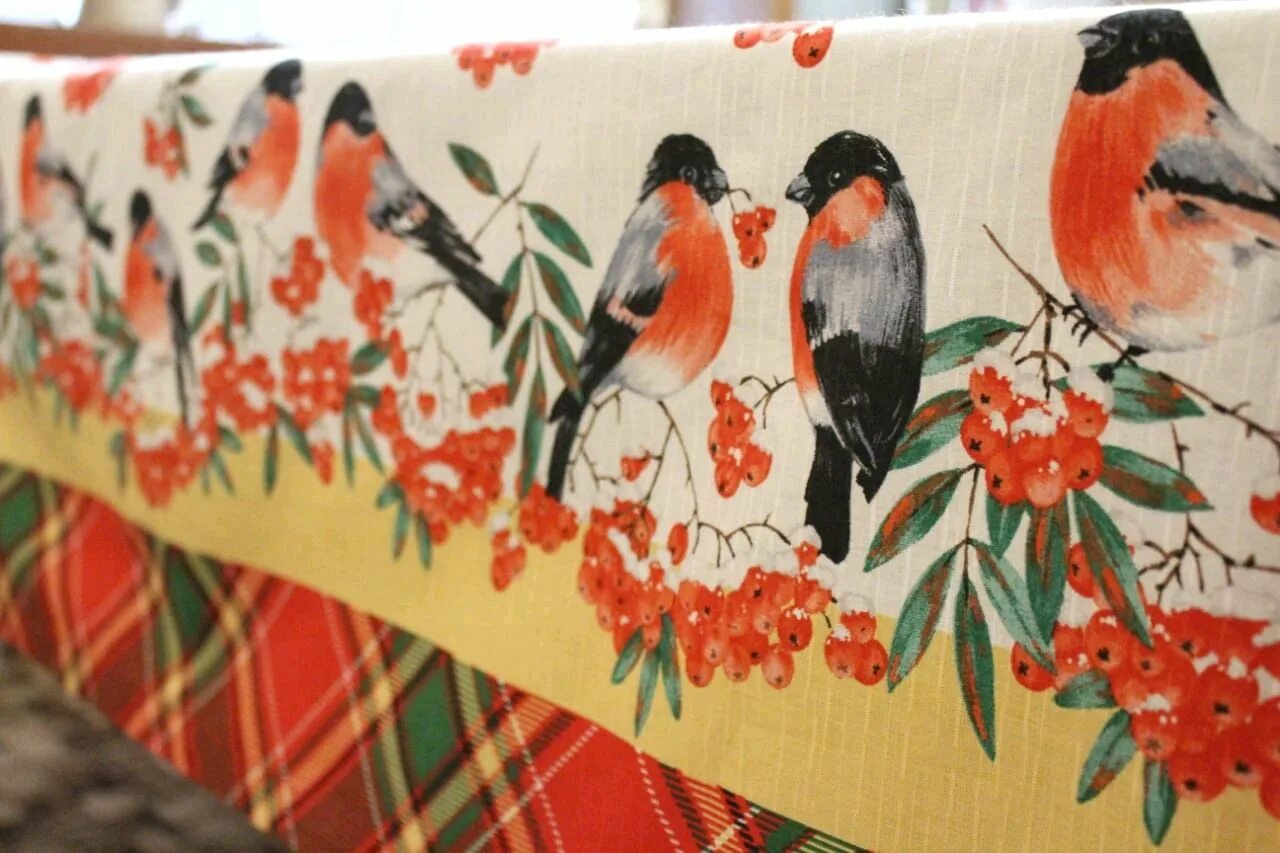 Скатерть новогодняя со снегирями. Фаберлик скатерть снегири. Скатерть новогодняя со снегирями. Скатерть новогодняя водоотталкивающая. Ткань хлопок снегирь.