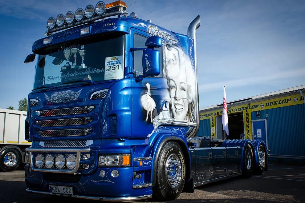 10 самых грузовиков. Scania r730. Грузовик Скания тюнингованный. КАМАЗ Скания. Седельный тягач Скания.