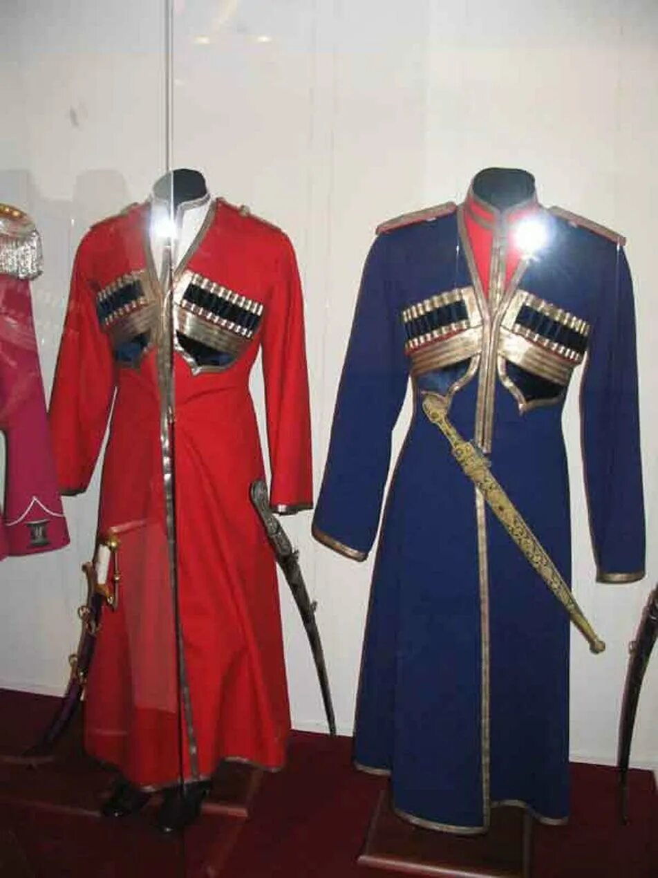 Национальный костюм дагестанцев черкеска. Черкеска казачья кубанская. Стеганая верхняя мужская одежда у кавказских народов. Распашная одежда кавказа. Кавказский костюм.