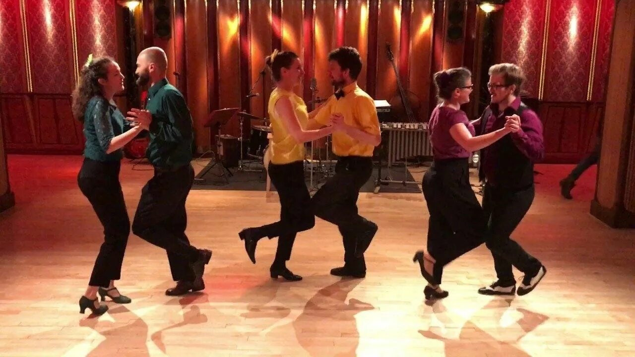 Dancing слушать. Ютуб слушать танцевать. Клубный фестиваль. Девушка с колонкой. Уличные танцы.