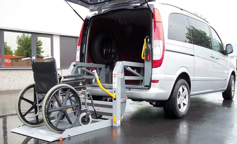 Какая машина для инвалидов. Ларгус с аппарелью для инвалидов. Подъёмник для инвалидов VW t5. Мерседес Вито для инвалидов колясочников. Тойота Hiace с подъёмником для инвалидов.