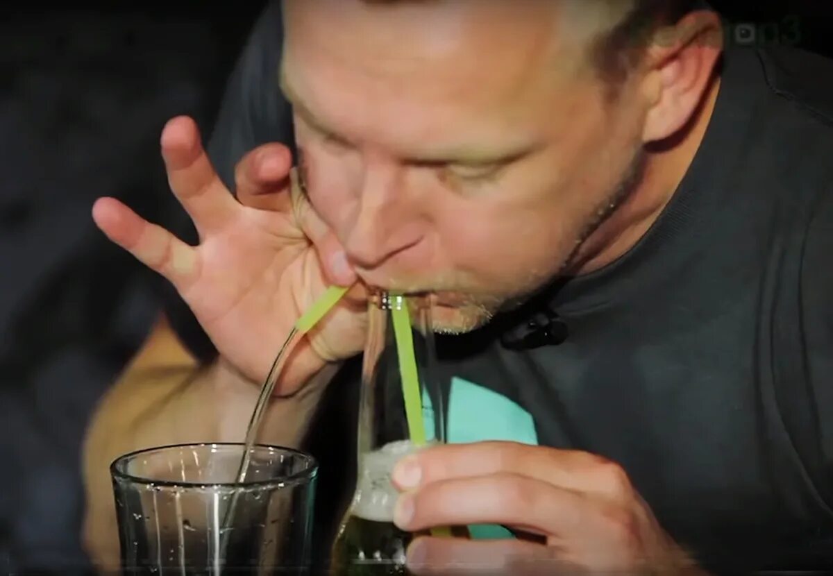 Почему в коктейле 2 трубочки. Пить через трубочку. Пьет из трубочки. Питье через соломинку. Человек пьет из трубочки.
