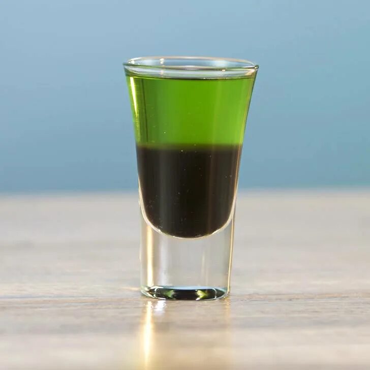 Коктейль с ликером абсентом. Коктейль самбука абсент. Коктейль самбука бейлиз абсент. Коктейль самбука абсент. Коктейлей абсент шампанское самбука.