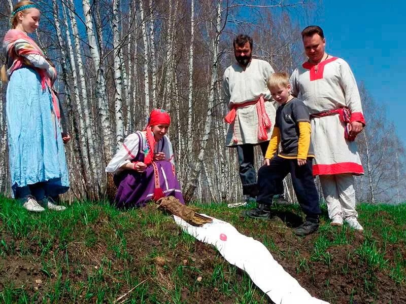 Традиции красной горки. Народный праздник красная горка. Фестиваль пасха красная. С красной горкой. С красной горкой храм.