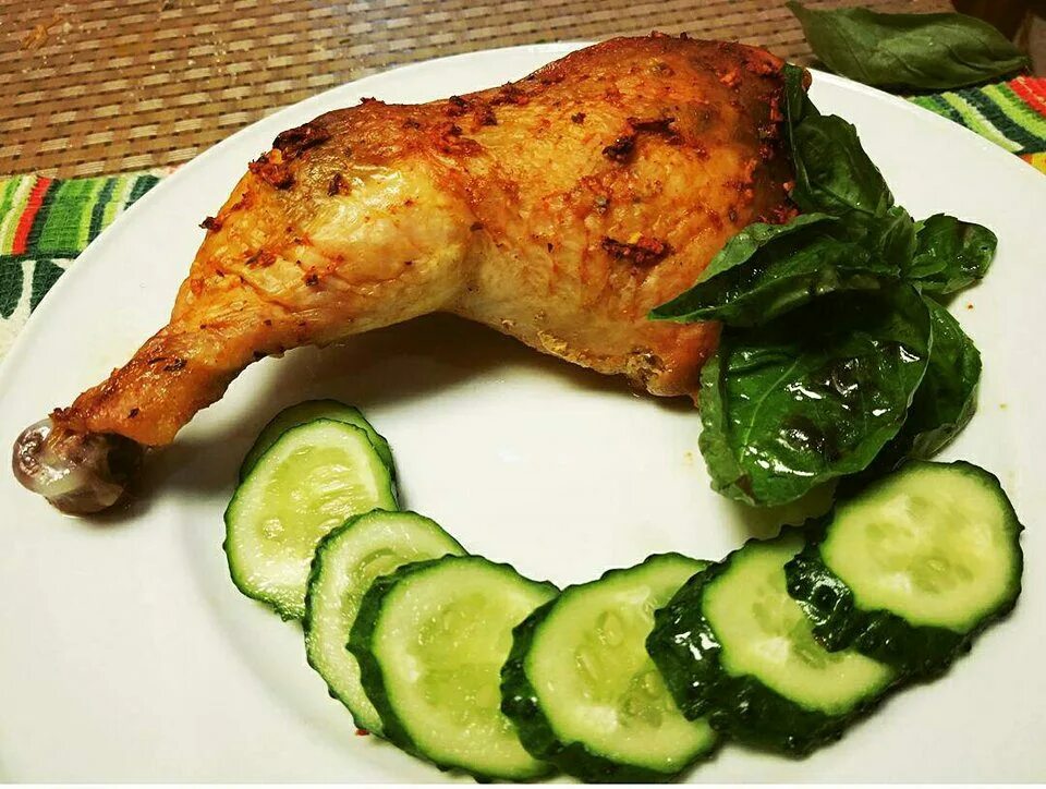 Хрустящие куриные голени. Куриные ножки с хрустящей корочкой. курочка жареная с корочкой. курица сочная с хрустящей корочкой. 2 куриные ножки.