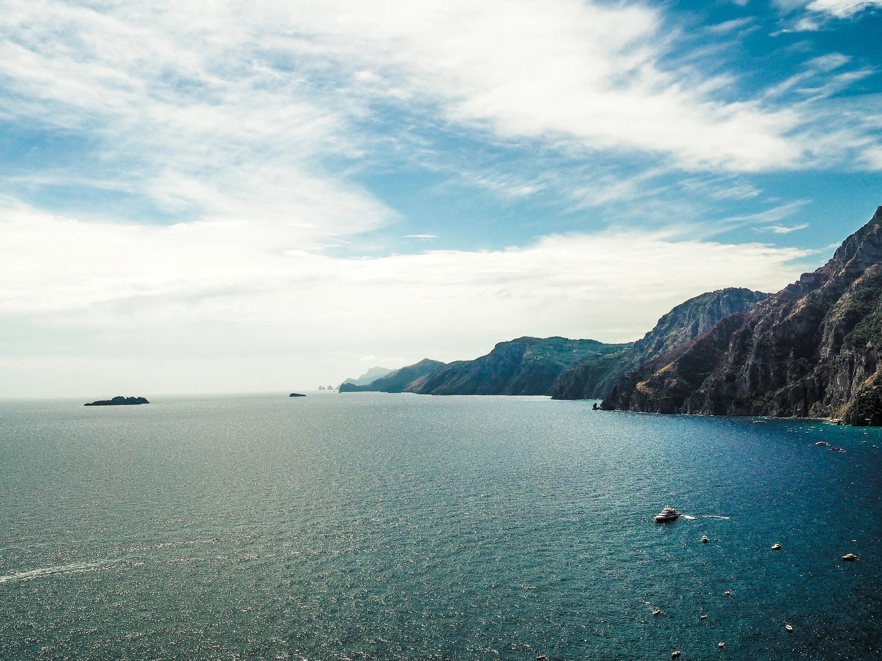 Красивые горы и море. Море горы пляж. Море и горы. Горы и море картинки. Пейзаж море и горы.