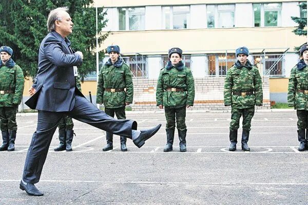 Военный на гражданке. Военная форма на гражданке. Офицер на пенсии. Армия пенсионеров.