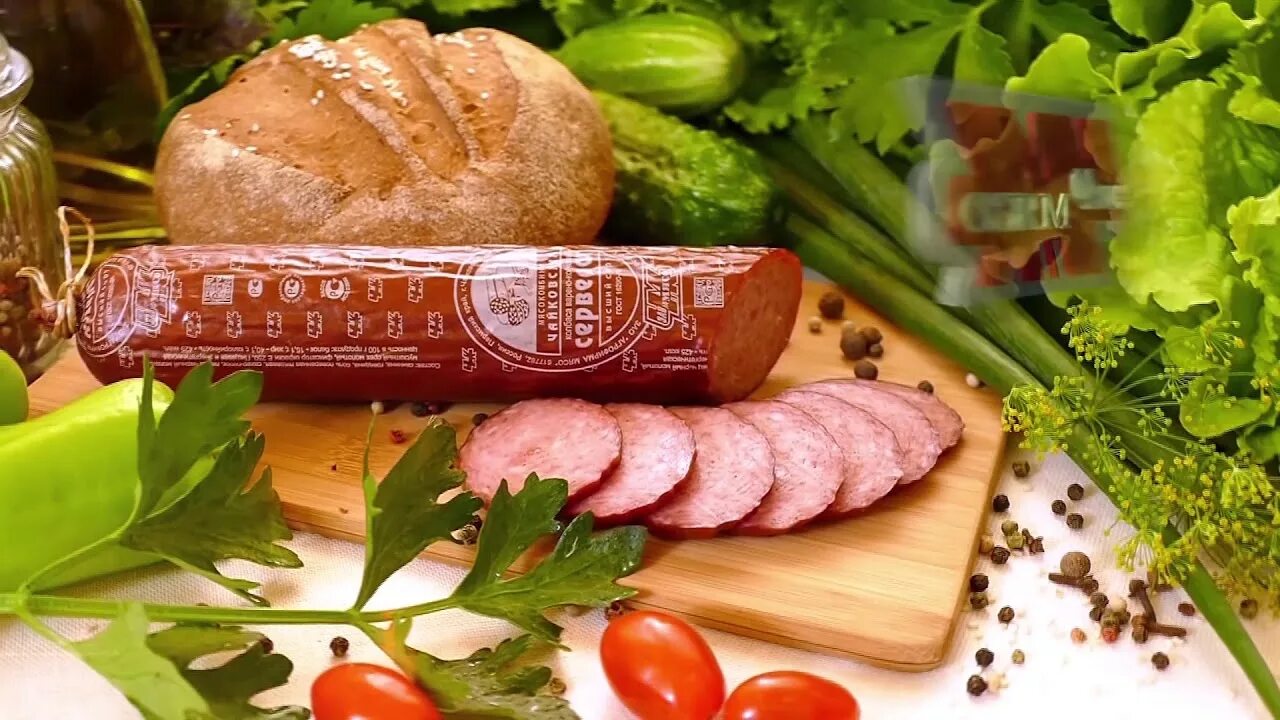 Сервелат гост мираторг. Колбаса Чайковский мясокомбинат. Сырокопченая колбаса Чайковский мясокомбинат. Колбаса сервелат. Сервелат тирольский.