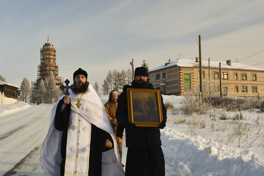 Крещение господне в астане. Крещение ребенка. Крещение облачение священника. Ряса на крещение господне. Крещение господне.