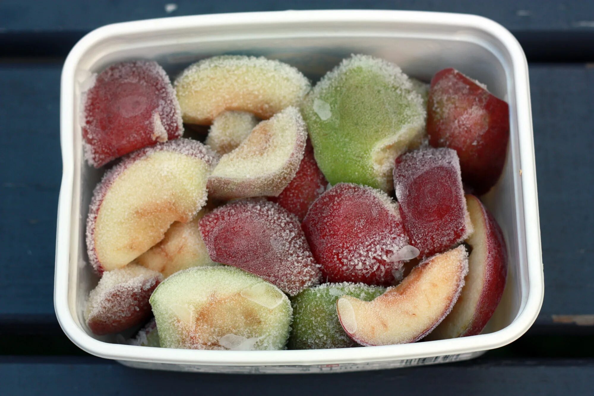 Замороженные фрукты. Замороженные яблоки. Заморозка фруктов на зиму. Яблоки замороженные на зиму. Можно употреблять замороженным