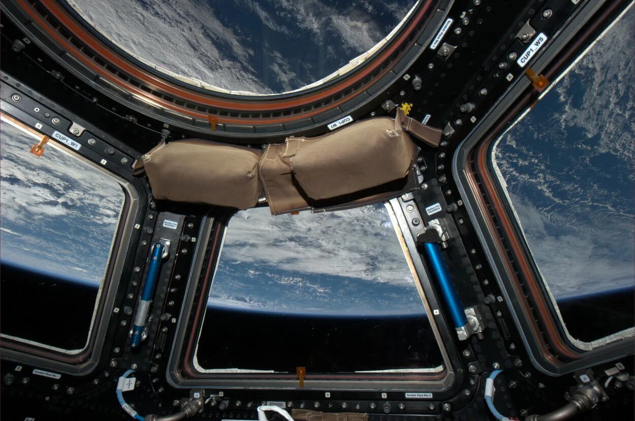 Земля в иллюминаторе картинки. Иллюминатор космического корабля МКС. Хромакей иллюминатор МКС. Вид из иллюминатора в космосе. Вид из иллюминатора космического корабля.