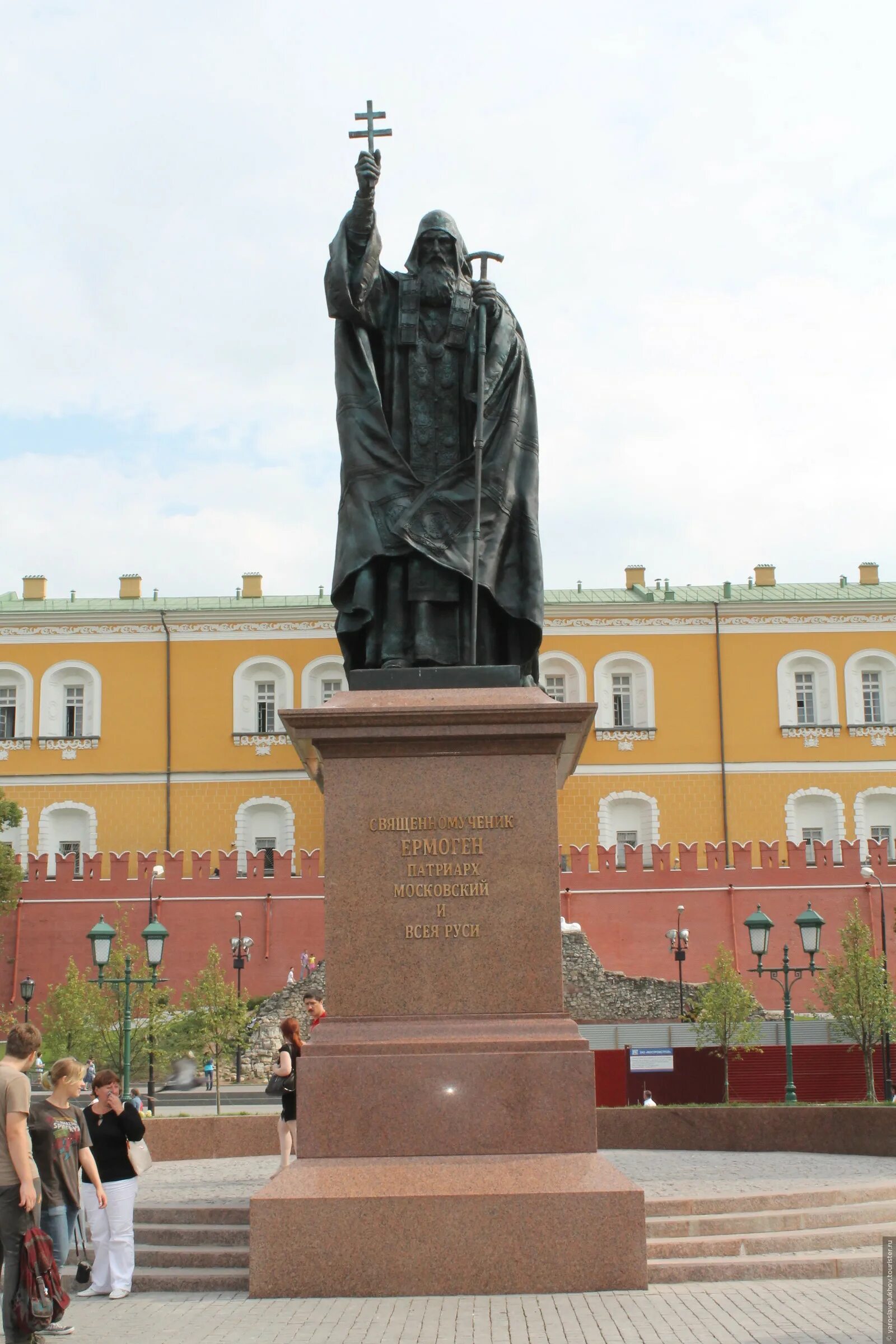 Какому владимиру памятник в кремле. Памятник Патриарху Гермогену в Москве. Александровский сад памятник Гермогену. Памятник Гермогену в Москве в Александровском.