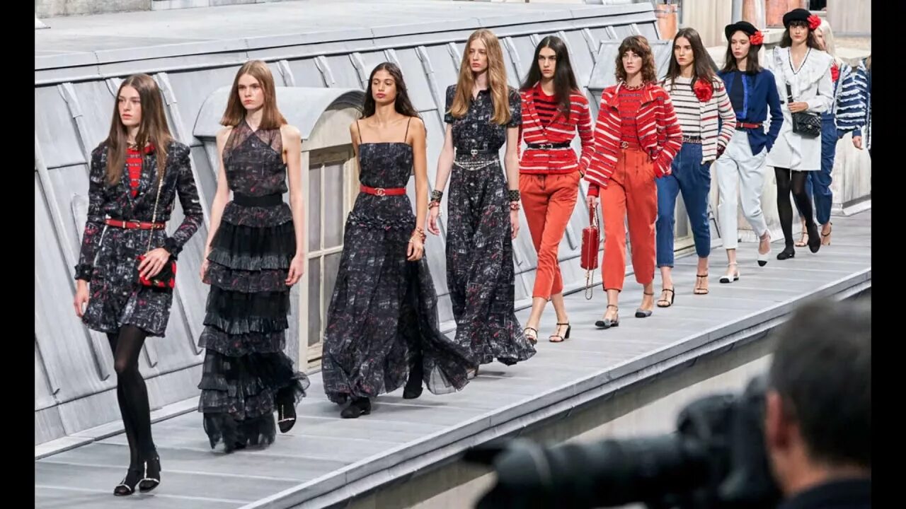Ralph and russo couture show preview paris autumn 2015. Ютуб fashion. Показ шанель 202. Ютуб fashion. Lovers in the city.