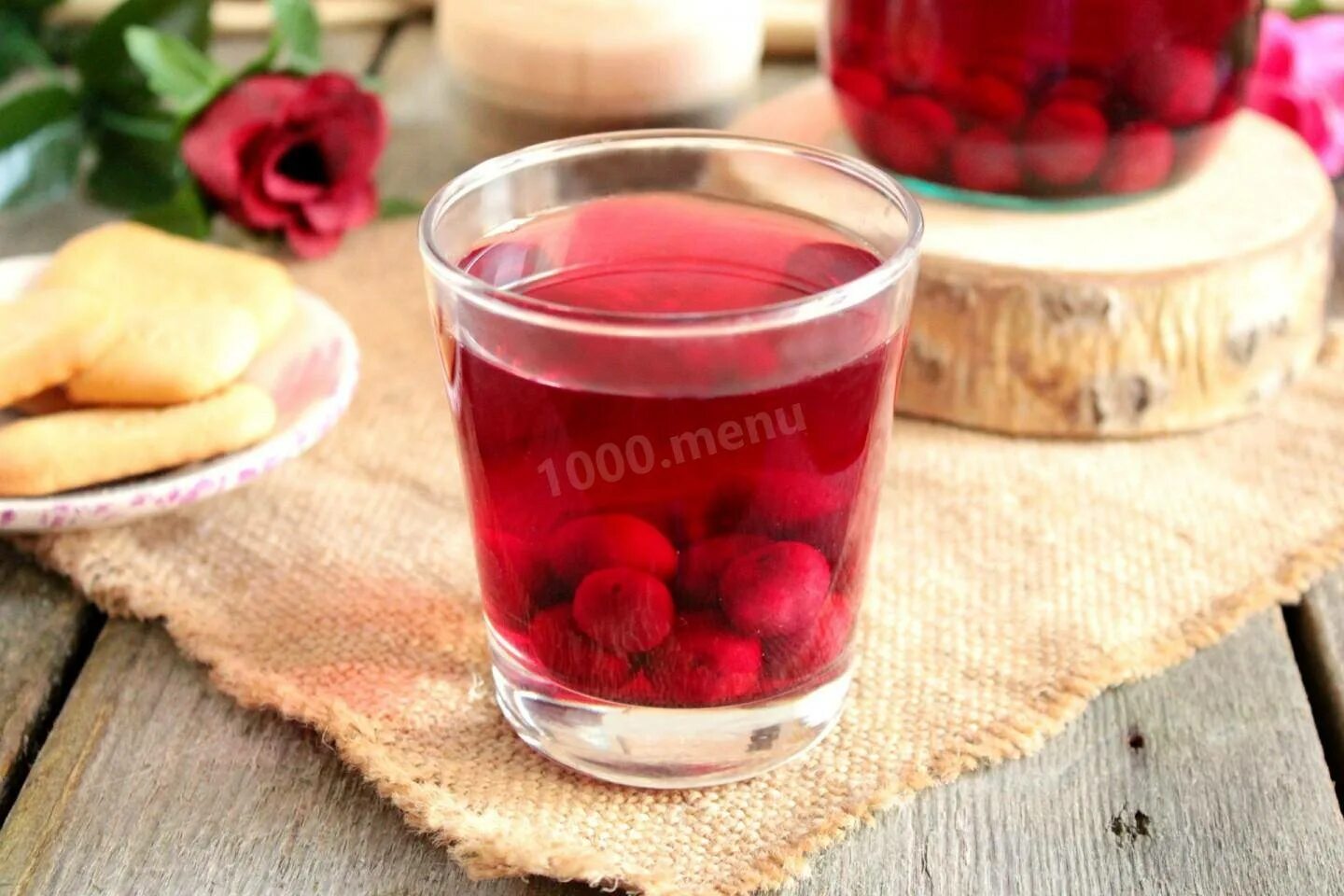 Как сварить компот из вишни. Вишневый компот. компот вишня. компот из вишни с косточками. бруснично-яблочный морс компот.