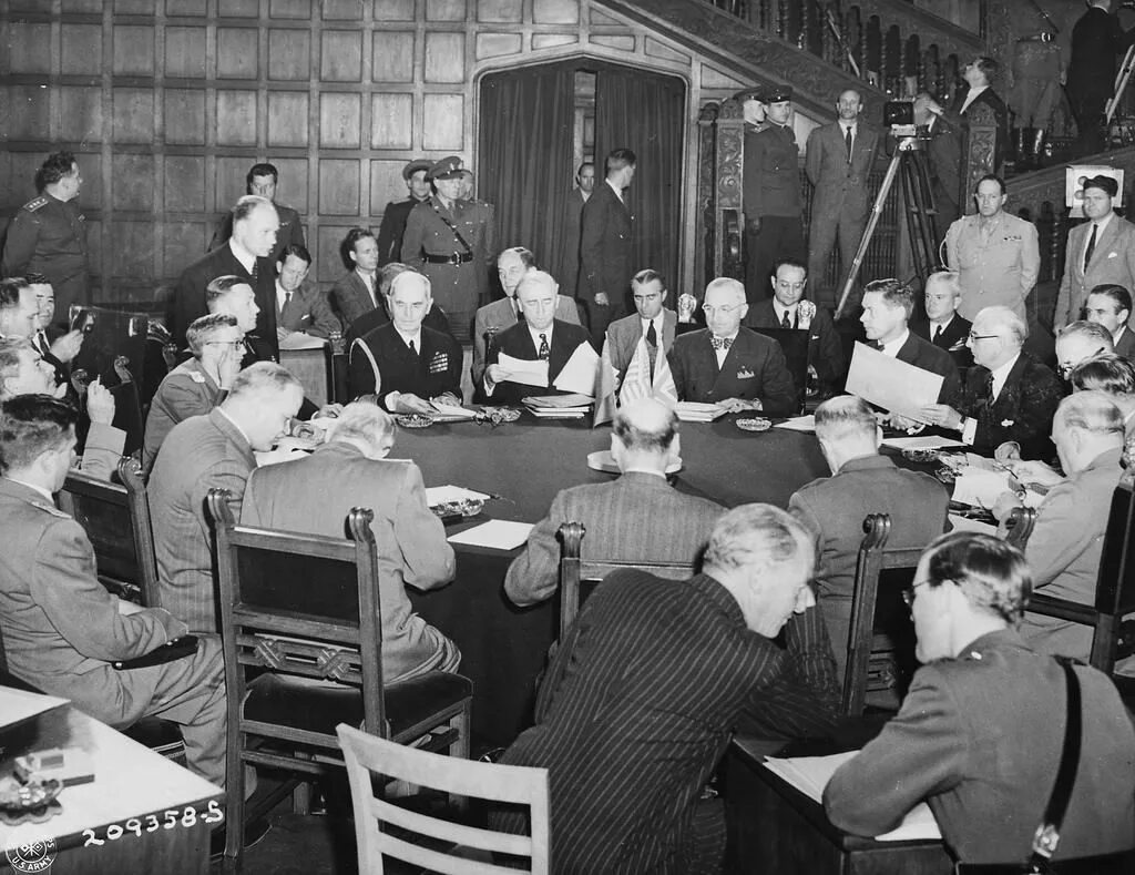Конференция в потсдаме 1945. Лондонской конференции в ноябре 1945 г. Лондонская конференция 1945 фото. Потсдам конференция 1945 года. Сталин трумэн черчилль.